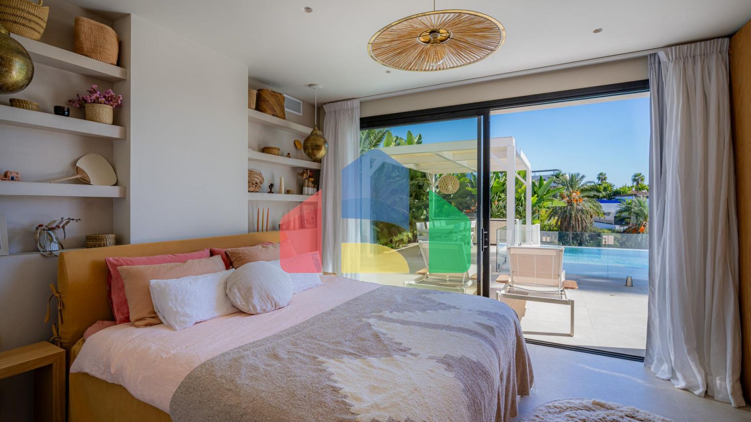 Невероятная современная вилла с потрясающим интерьером в Эль Эррохо