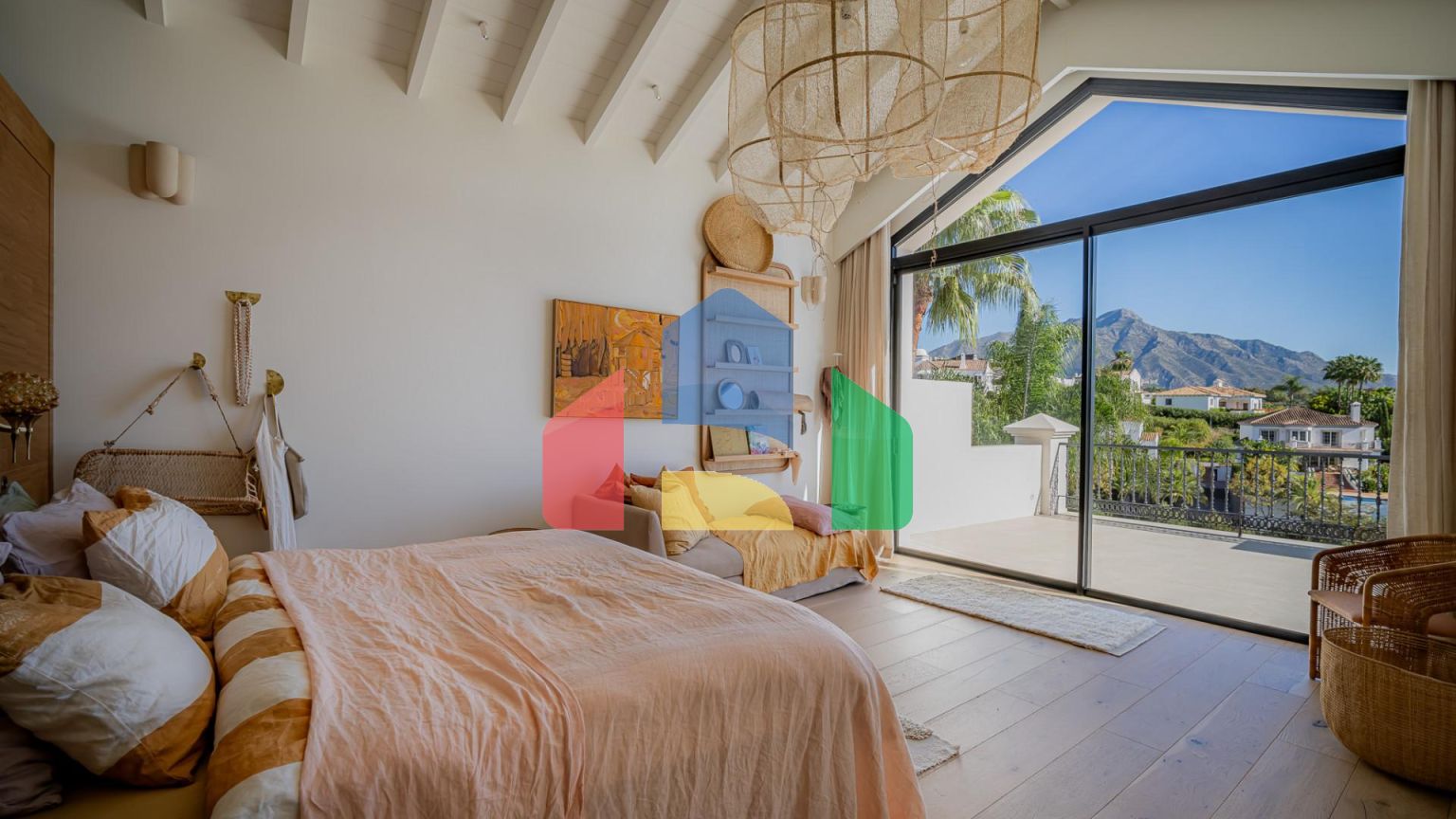 Невероятная современная вилла с потрясающим интерьером в Эль Эррохо