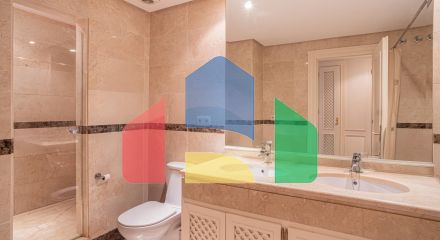 Элегантные апартаменты с террасой и выходом к бассейну в престижной урбанизации Нуэва Андалусия Элегантные апартаменты с террасой и выходом к бассейну в престижной урбанизации Нуэва Андалусия