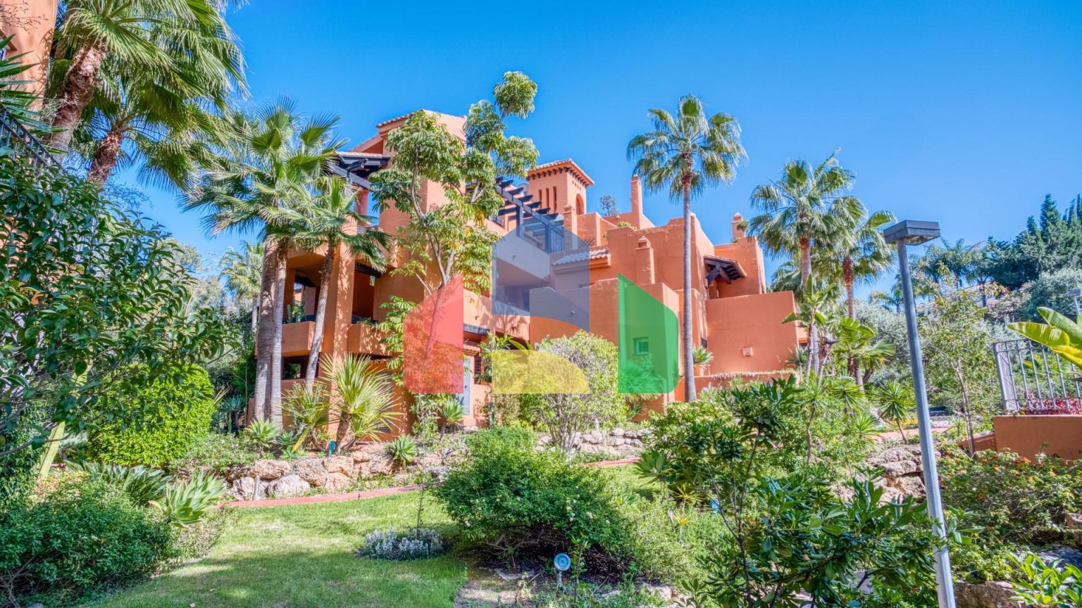 Элегантные апартаменты с террасой и выходом к бассейну в престижной урбанизации Нуэва Андалусия