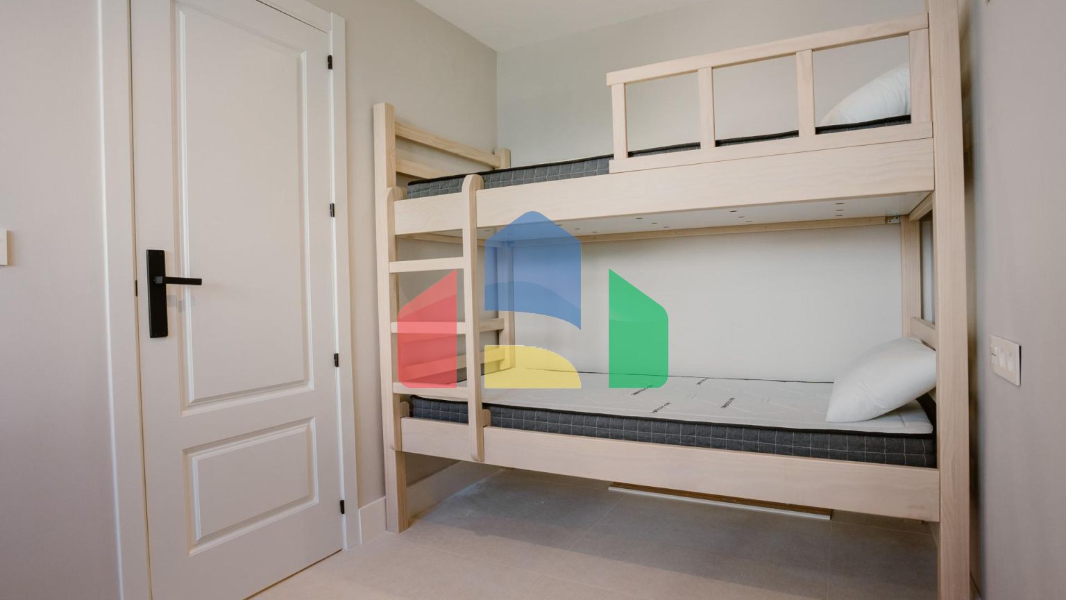 Замечательный двухуровневый пентхаус с фантастическим видом на море