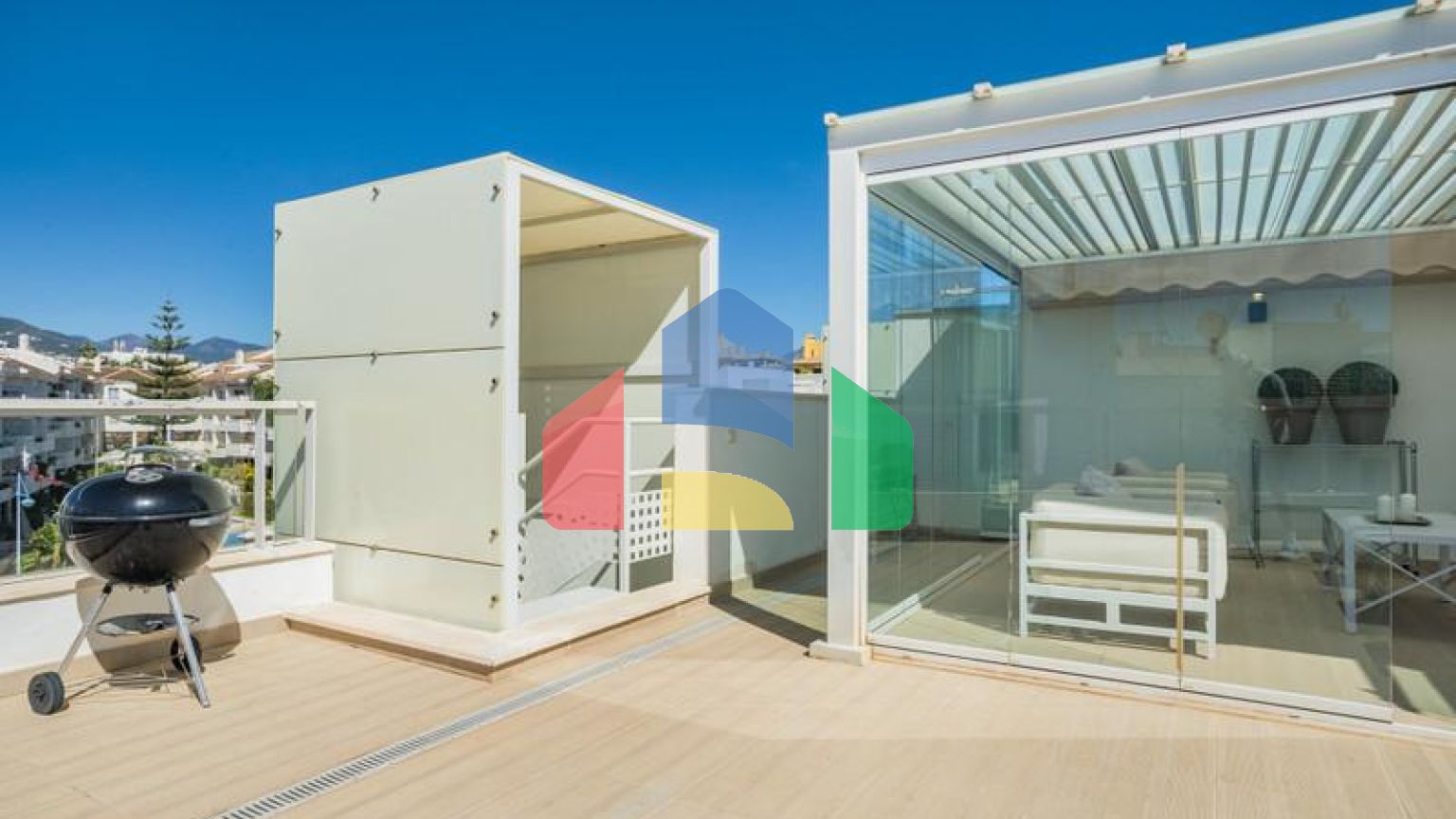 Красивый пентхаус с 3 спальнями на пляже Лос-Аркерос — одной из самых популярных урбанизаций Сан-Педро-де-Алькантара.