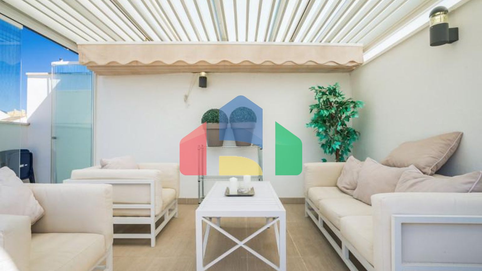 Красивый пентхаус с 3 спальнями на пляже Лос-Аркерос — одной из самых популярных урбанизаций Сан-Педро-де-Алькантара.