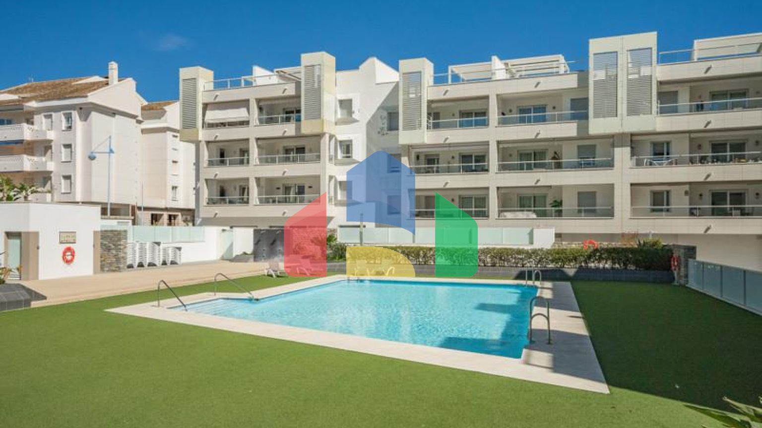 Красивый пентхаус с 3 спальнями на пляже Лос-Аркерос — одной из самых популярных урбанизаций Сан-Педро-де-Алькантара.