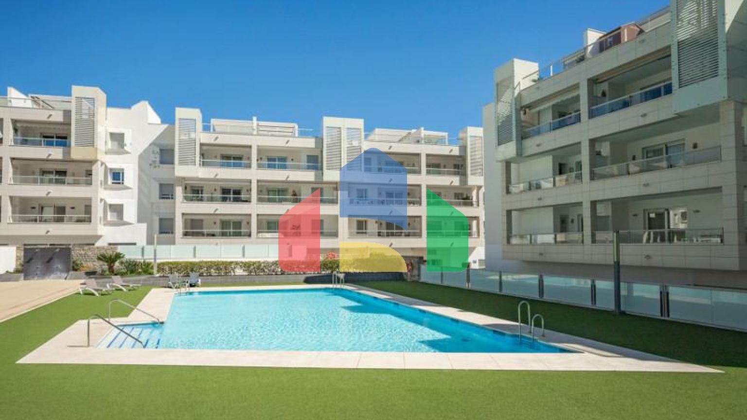 Красивый пентхаус с 3 спальнями на пляже Лос-Аркерос — одной из самых популярных урбанизаций Сан-Педро-де-Алькантара.