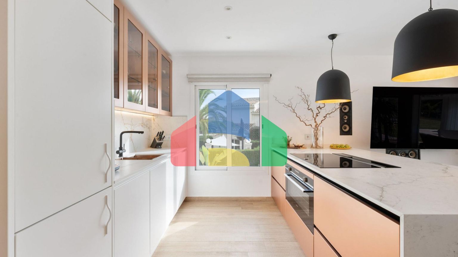 Современная вилла с традиционным испанским шармом в Эльвирии