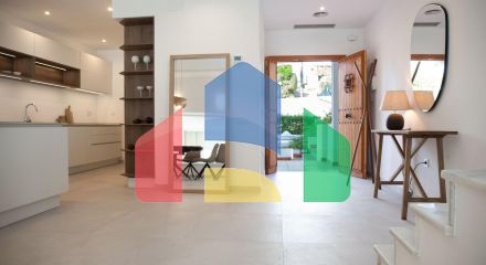 Недавно отремонтированный таунхаус в Алоха Гольф (Марбелья) по супер цене!