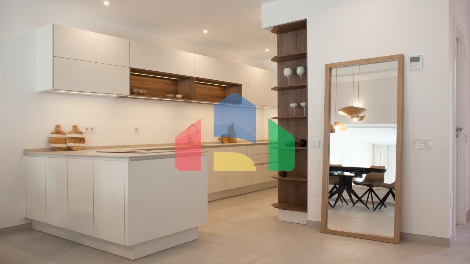 Недавно отремонтированный таунхаус в Алоха Гольф (Марбелья) по супер цене!