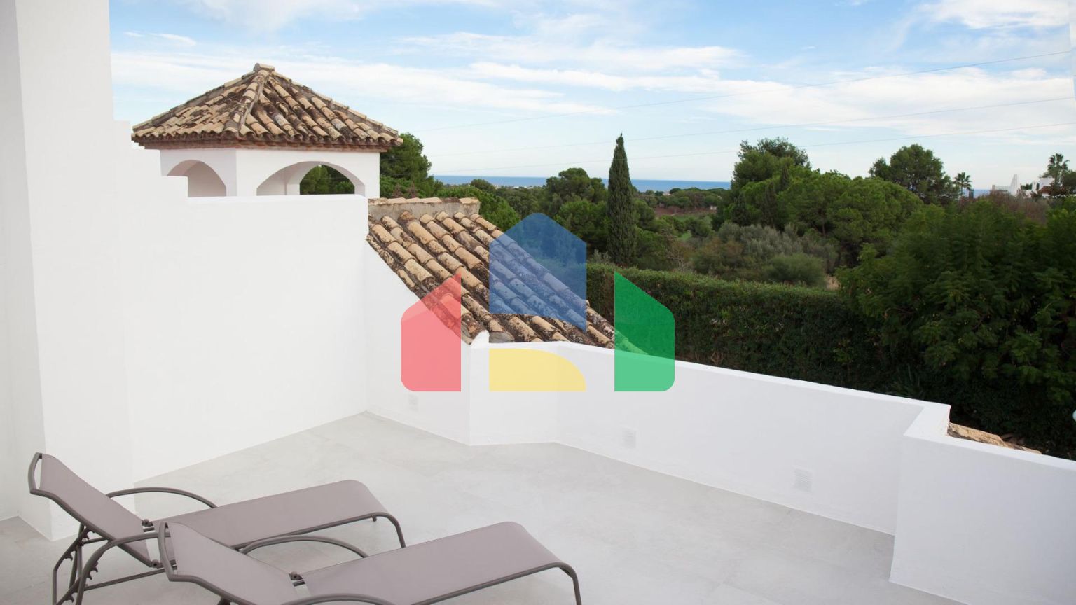 Недавно отремонтированный таунхаус в Алоха Гольф (Марбелья) по супер цене!