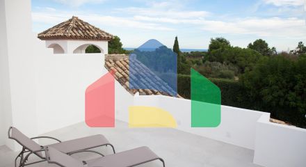 Недавно отремонтированный таунхаус в Алоха Гольф (Марбелья) по супер цене!