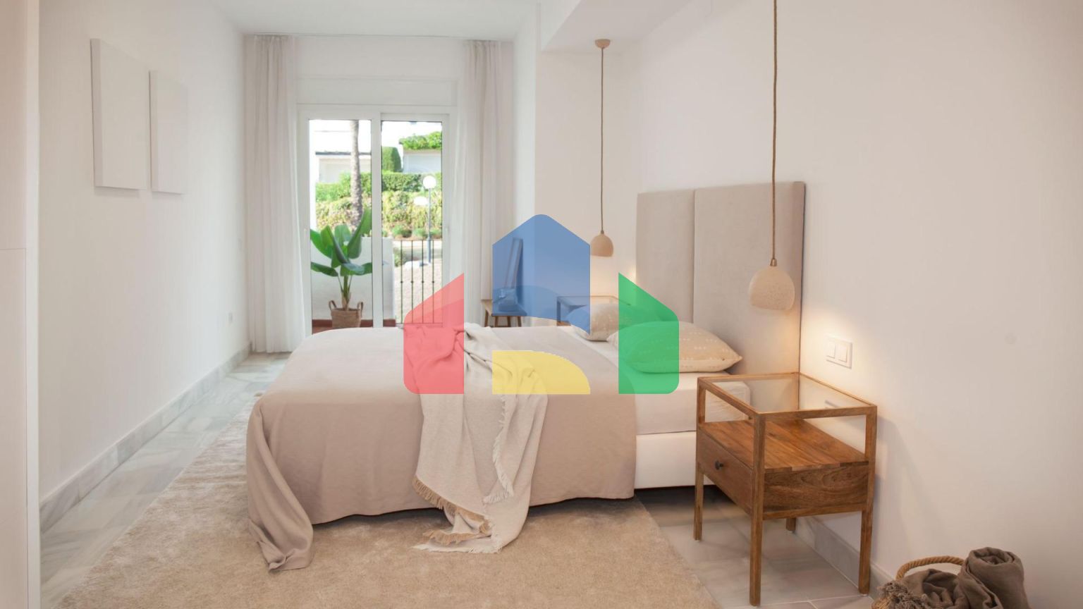 Недавно отремонтированный таунхаус в Алоха Гольф (Марбелья) по супер цене!