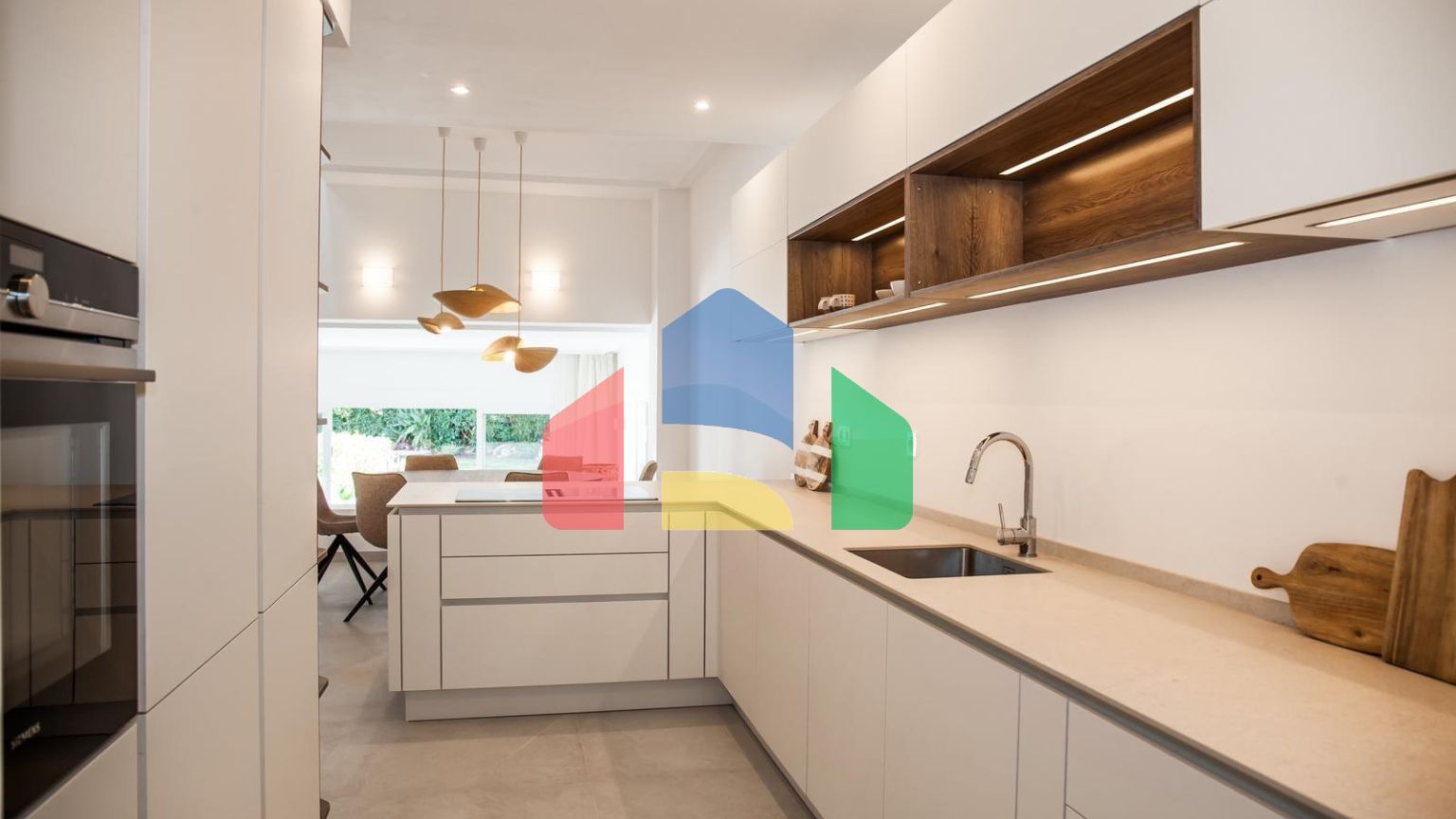 Недавно отремонтированный таунхаус в Алоха Гольф (Марбелья) по супер цене!