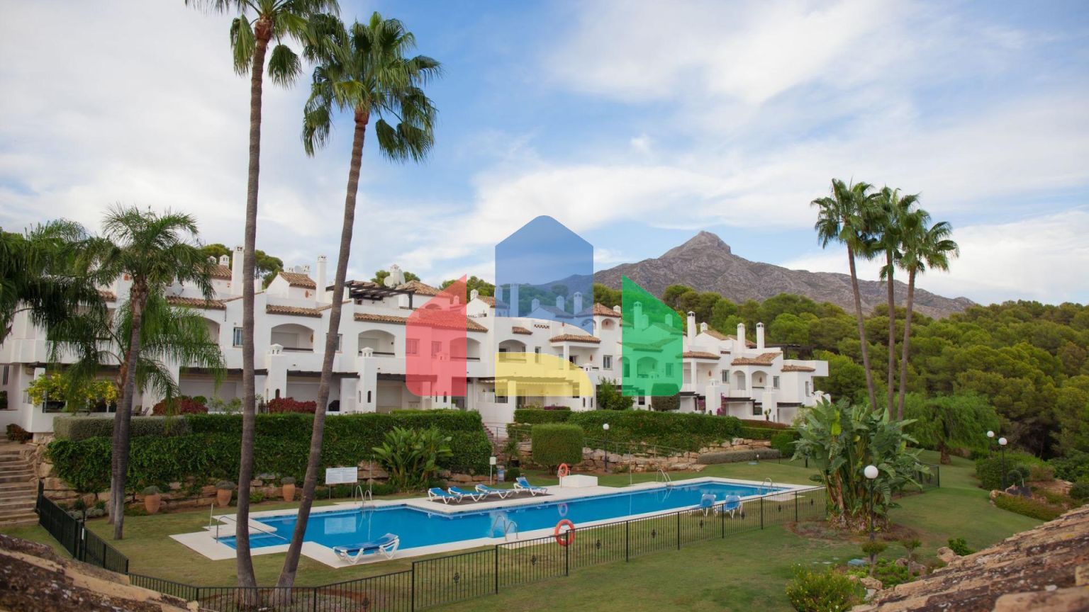 Недавно отремонтированный таунхаус в Алоха Гольф (Марбелья) по супер цене!