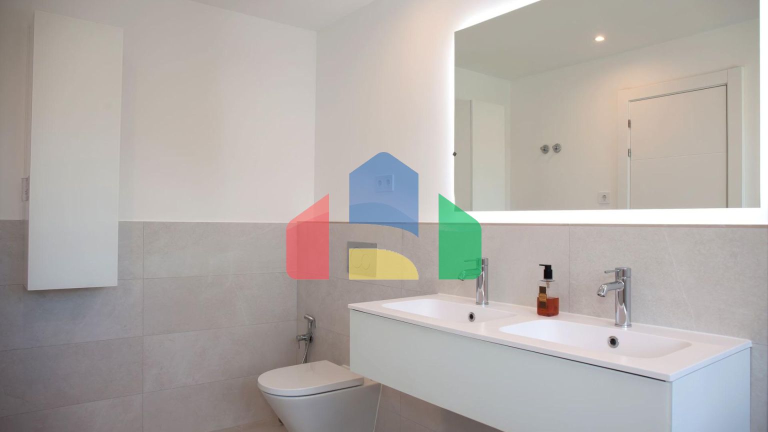 Недавно отремонтированный таунхаус в Алоха Гольф (Марбелья) по супер цене!