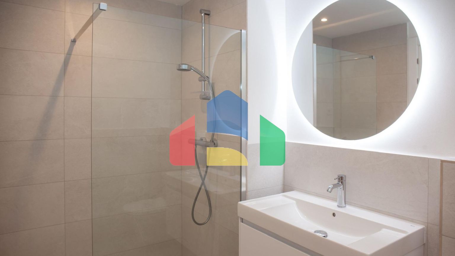 Недавно отремонтированный таунхаус в Алоха Гольф (Марбелья) по супер цене!