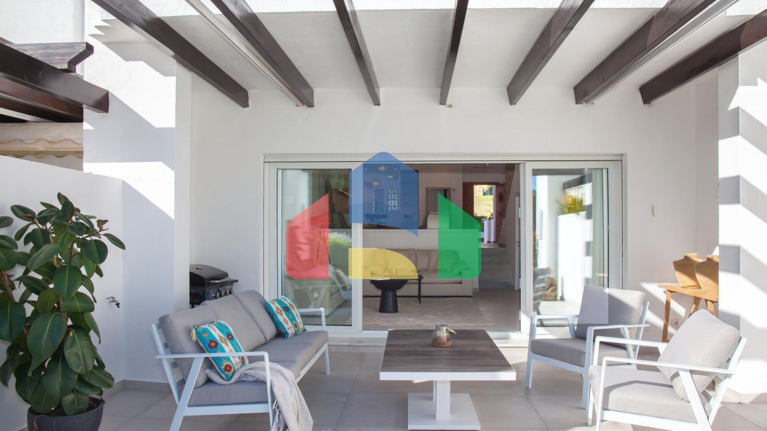 Недавно отремонтированный таунхаус в Алоха Гольф (Марбелья) по супер цене!