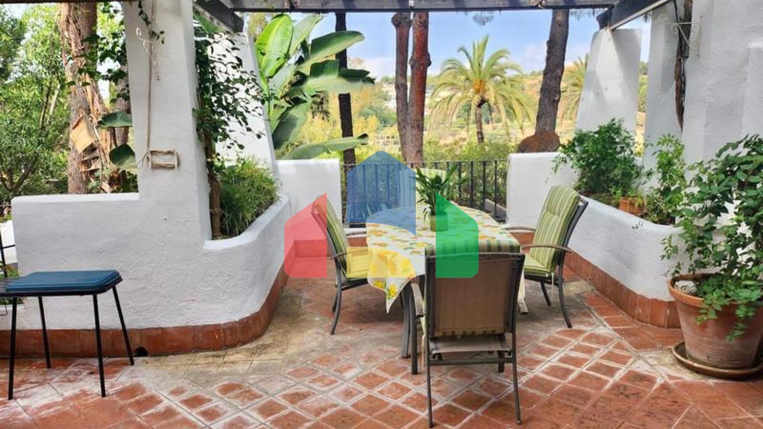 ВОЗМОЖНОСТЬ для инвестиций. Двухуровневый пентхаус с великолепным солярием рядом с Пуэрто-Банус. Марбелья.