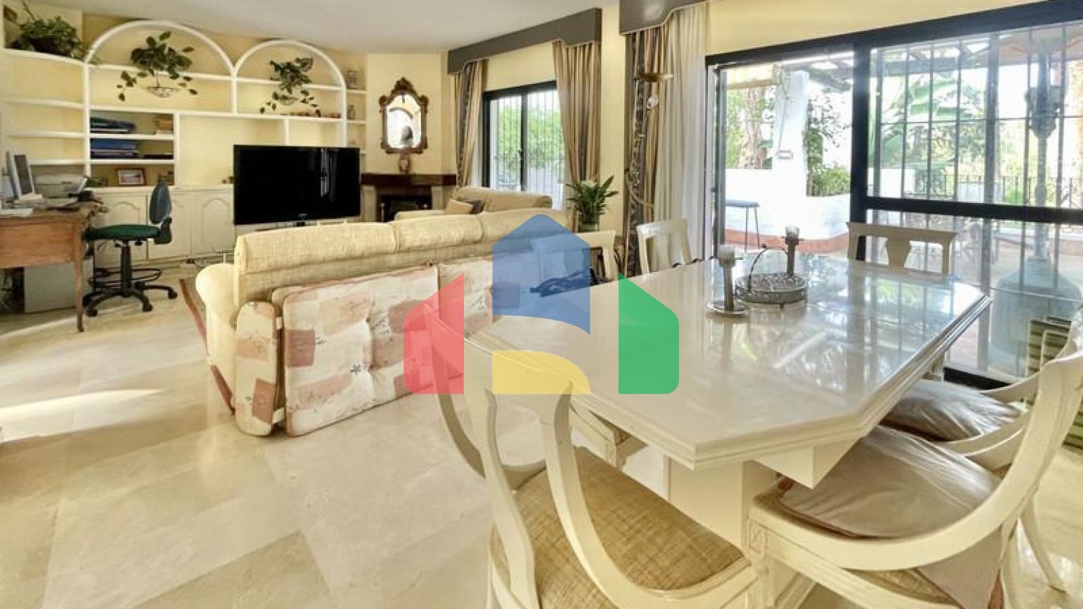 ВОЗМОЖНОСТЬ для инвестиций. Двухуровневый пентхаус с великолепным солярием рядом с Пуэрто-Банус. Марбелья.