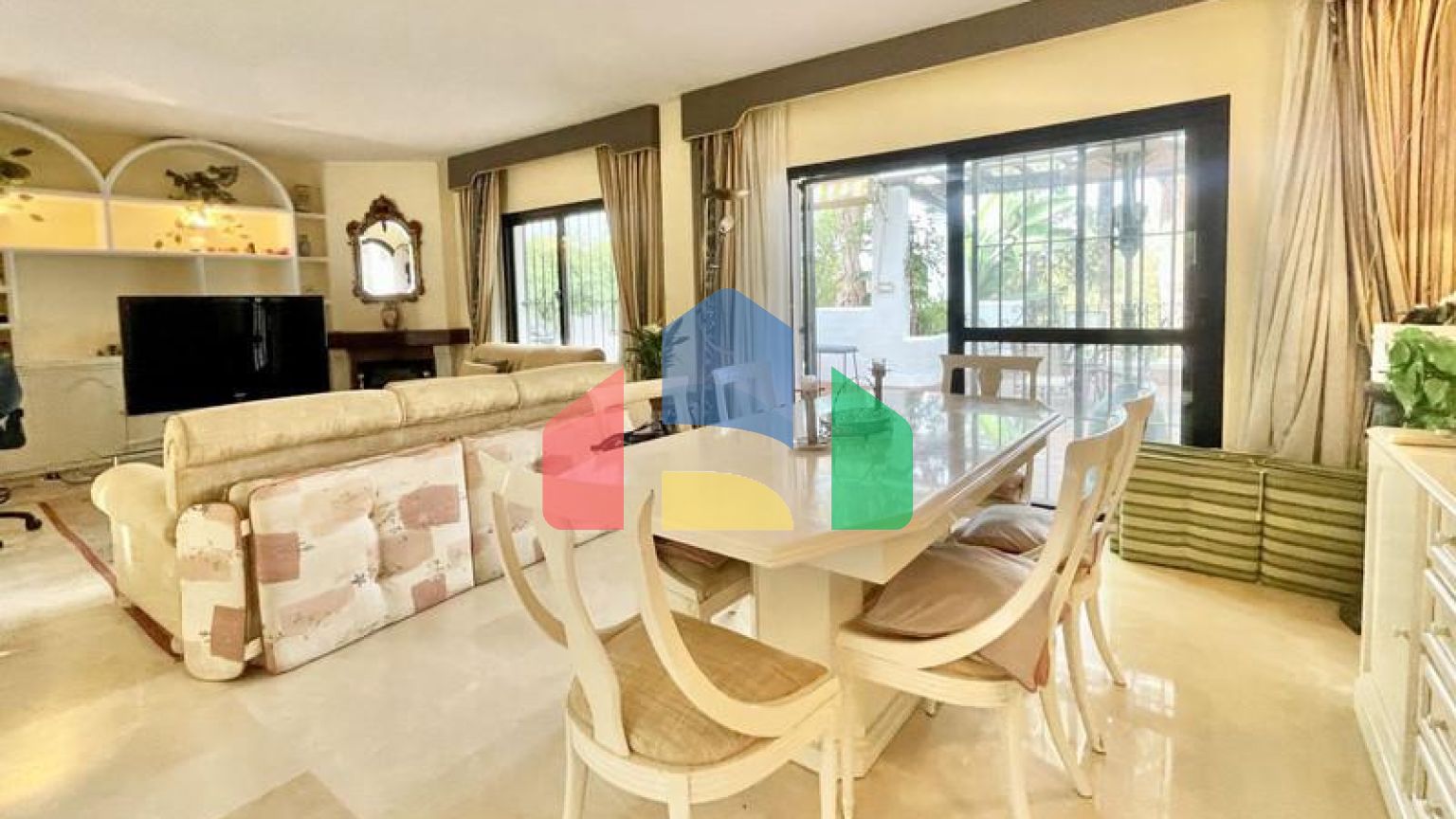 ВОЗМОЖНОСТЬ для инвестиций. Двухуровневый пентхаус с великолепным солярием рядом с Пуэрто-Банус. Марбелья.