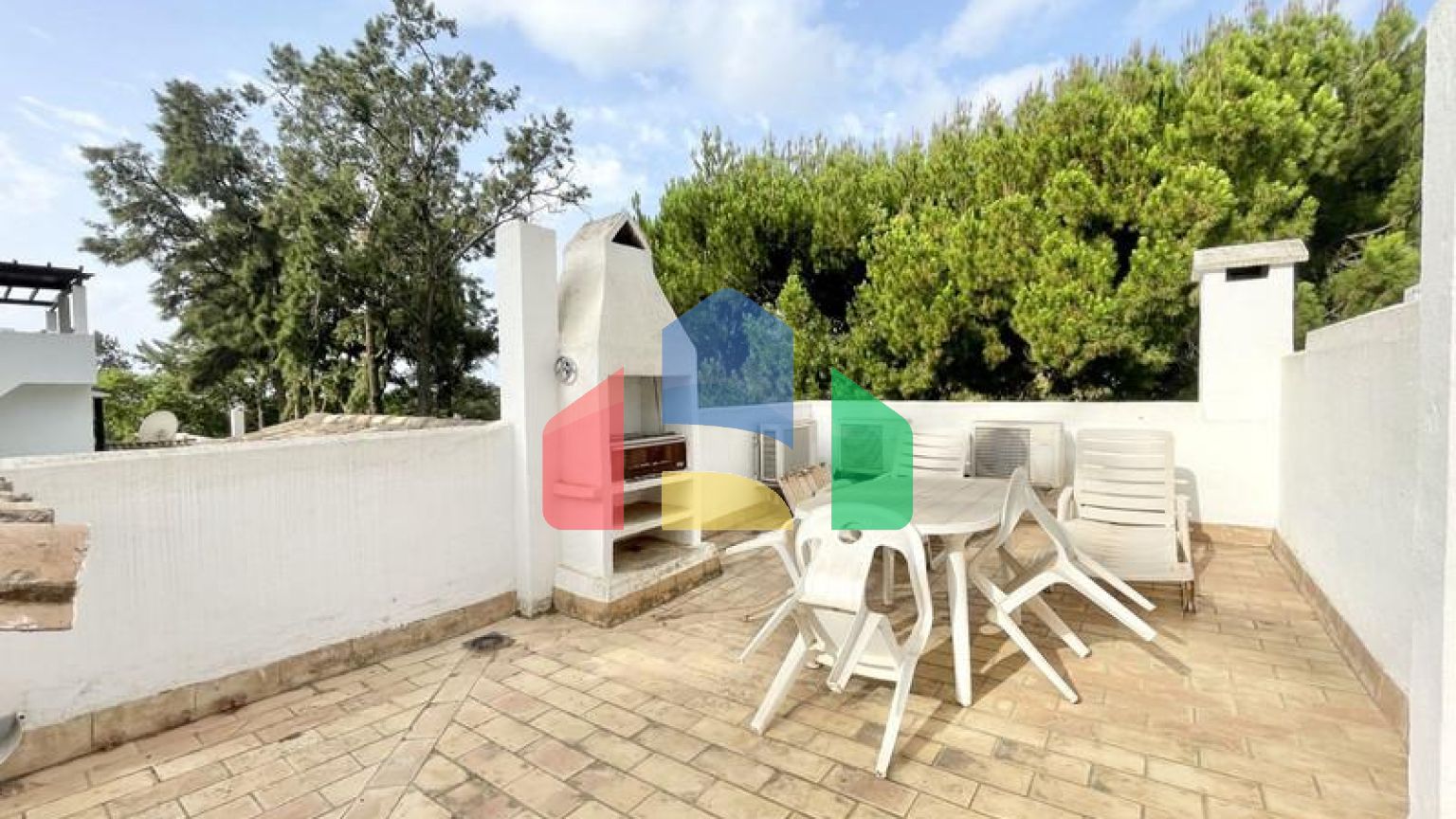 ВОЗМОЖНОСТЬ для инвестиций. Двухуровневый пентхаус с великолепным солярием рядом с Пуэрто-Банус. Марбелья.