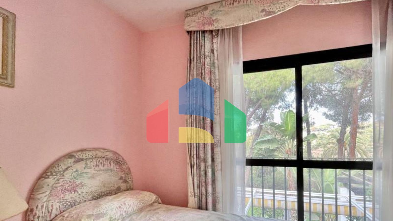 ВОЗМОЖНОСТЬ для инвестиций. Двухуровневый пентхаус с великолепным солярием рядом с Пуэрто-Банус. Марбелья.