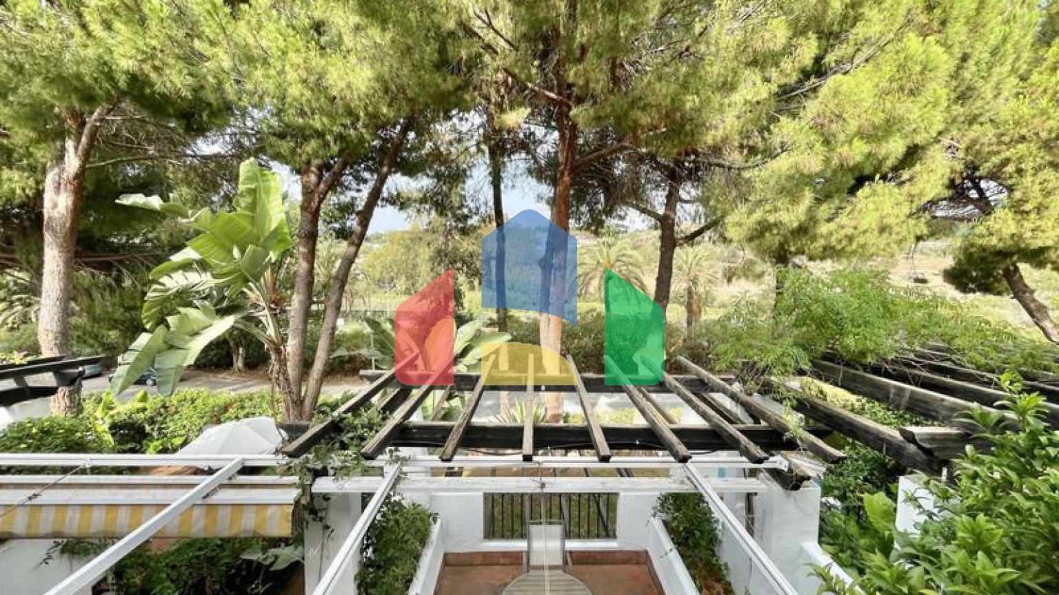 ВОЗМОЖНОСТЬ для инвестиций. Двухуровневый пентхаус с великолепным солярием рядом с Пуэрто-Банус. Марбелья.