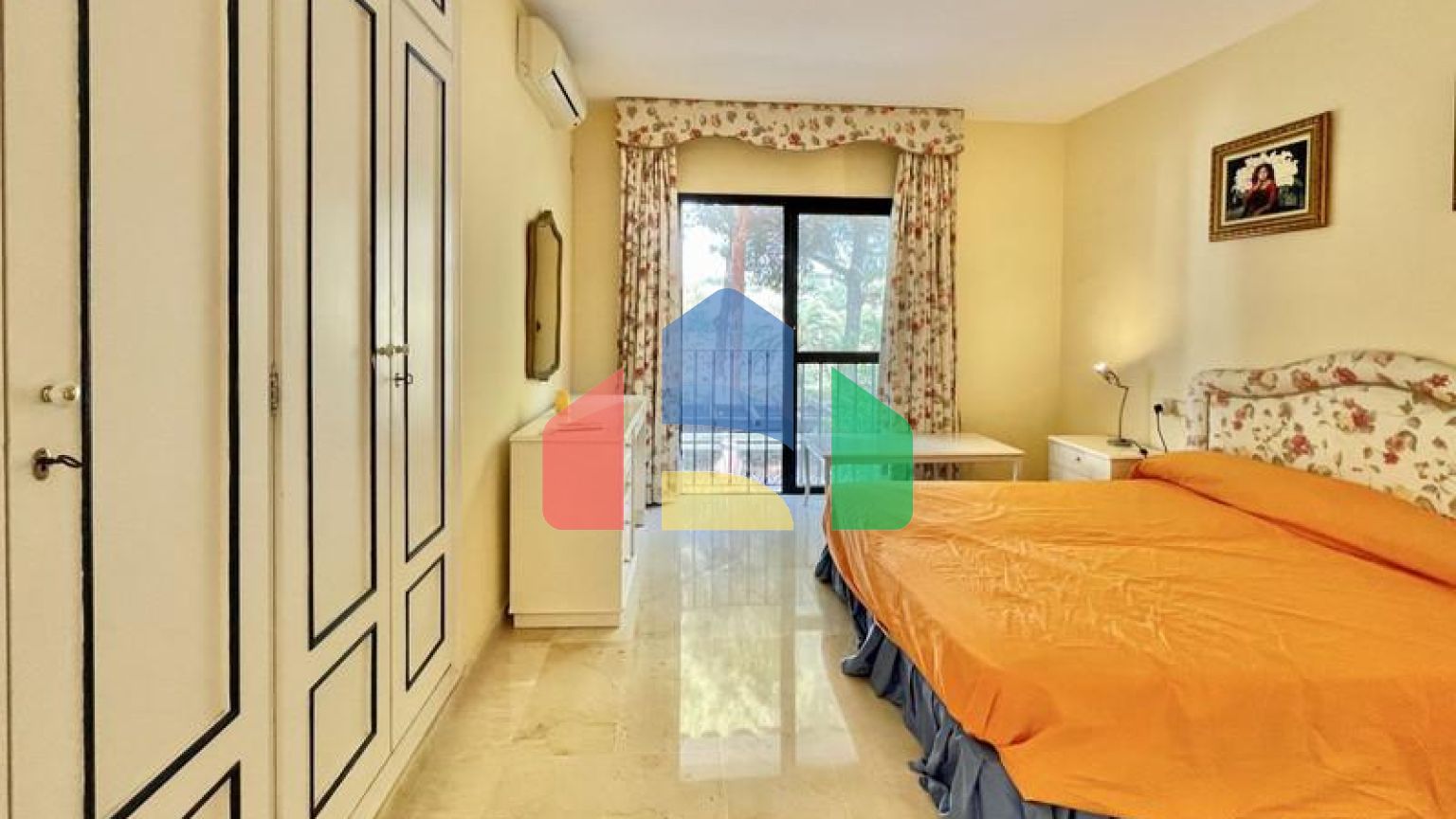 ВОЗМОЖНОСТЬ для инвестиций. Двухуровневый пентхаус с великолепным солярием рядом с Пуэрто-Банус. Марбелья.