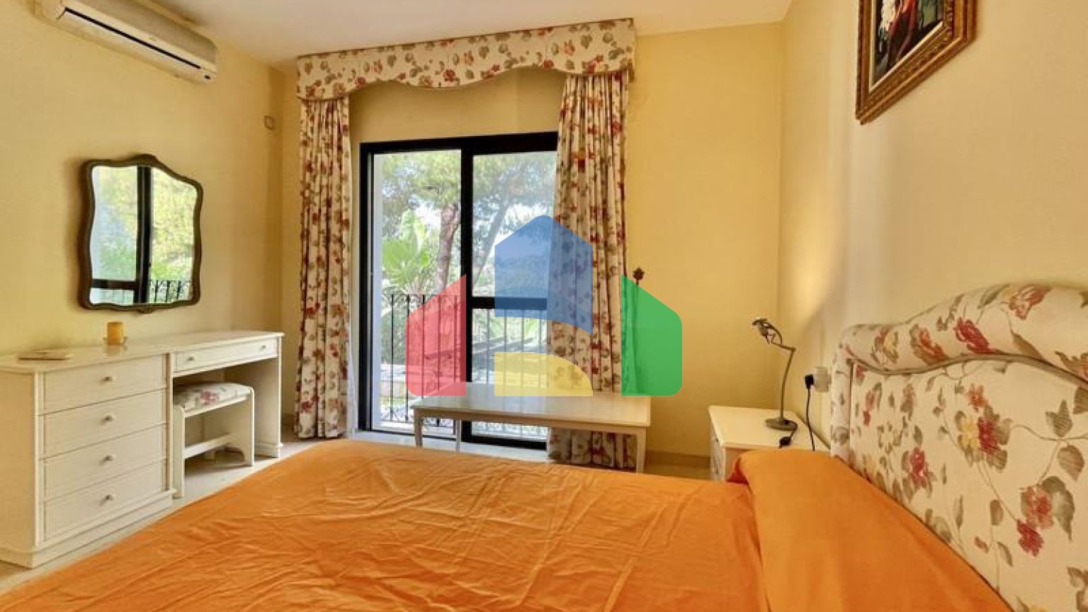 ВОЗМОЖНОСТЬ для инвестиций. Двухуровневый пентхаус с великолепным солярием рядом с Пуэрто-Банус. Марбелья.