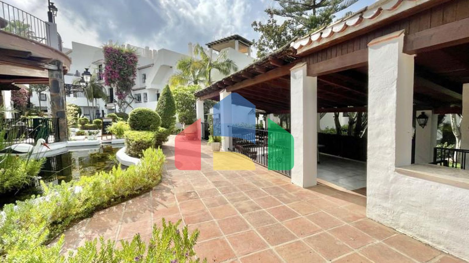 ВОЗМОЖНОСТЬ для инвестиций. Двухуровневый пентхаус с великолепным солярием рядом с Пуэрто-Банус. Марбелья.