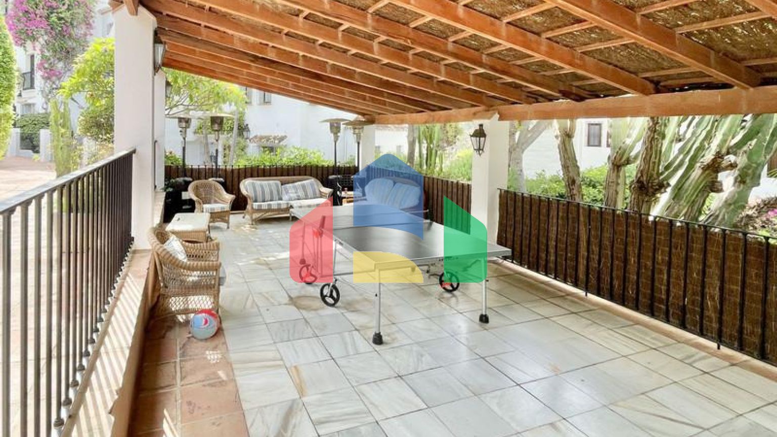 ВОЗМОЖНОСТЬ для инвестиций. Двухуровневый пентхаус с великолепным солярием рядом с Пуэрто-Банус. Марбелья.