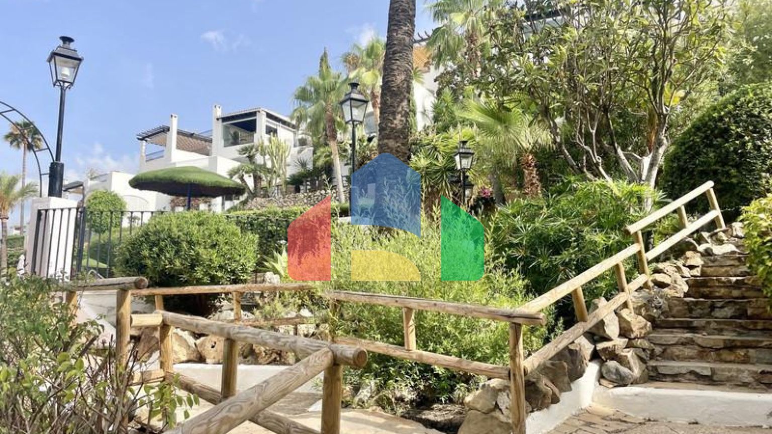 ВОЗМОЖНОСТЬ для инвестиций. Двухуровневый пентхаус с великолепным солярием рядом с Пуэрто-Банус. Марбелья.