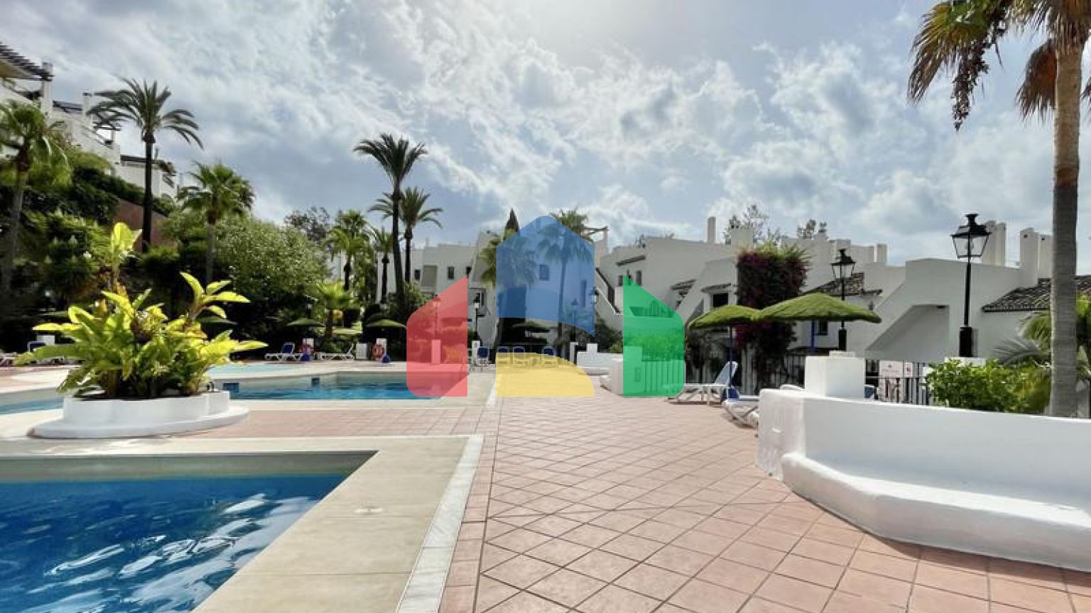 ВОЗМОЖНОСТЬ для инвестиций. Двухуровневый пентхаус с великолепным солярием рядом с Пуэрто-Банус. Марбелья.