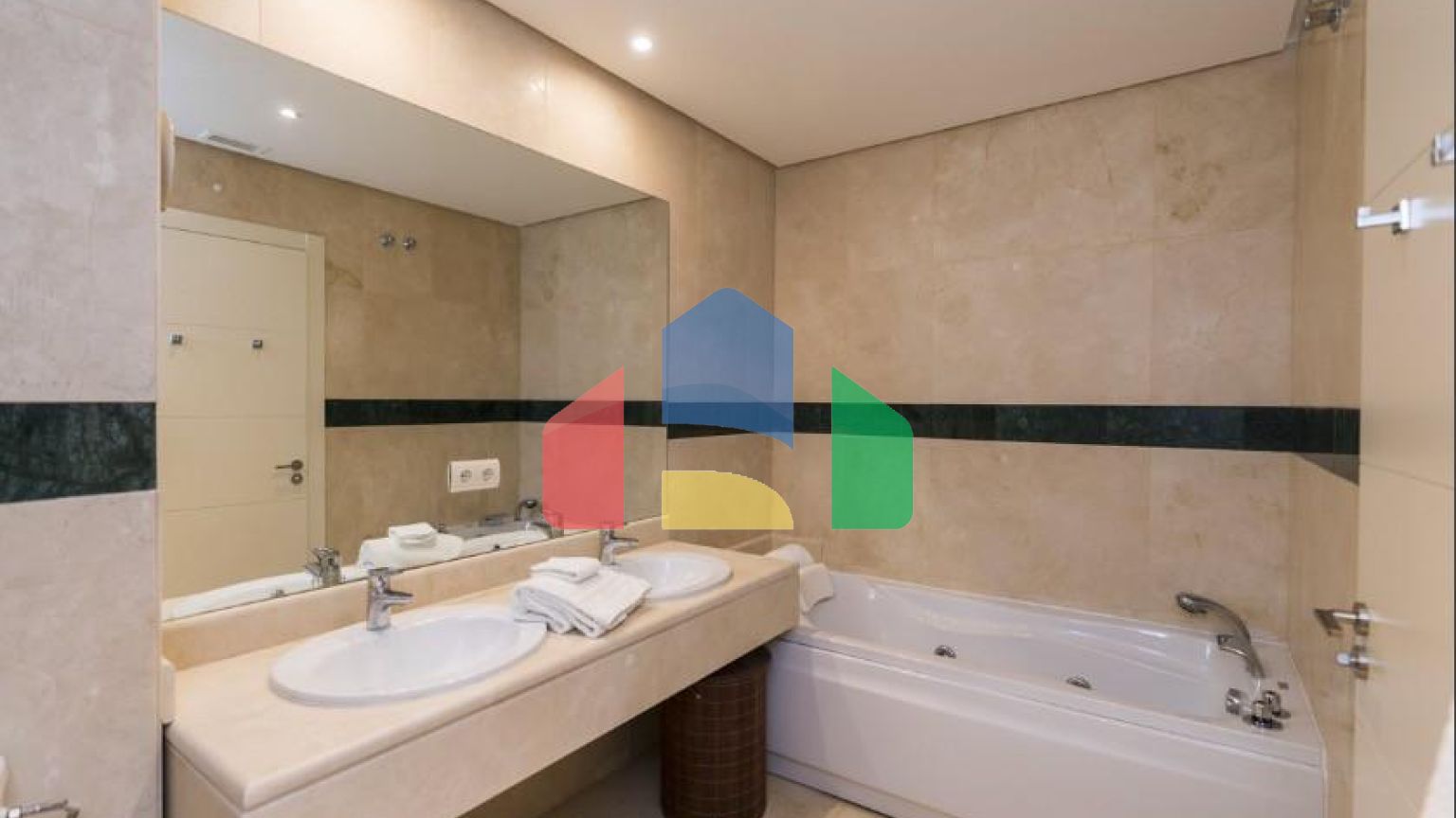 Русский – Элегантная квартира с террасой в Новой Андалусии