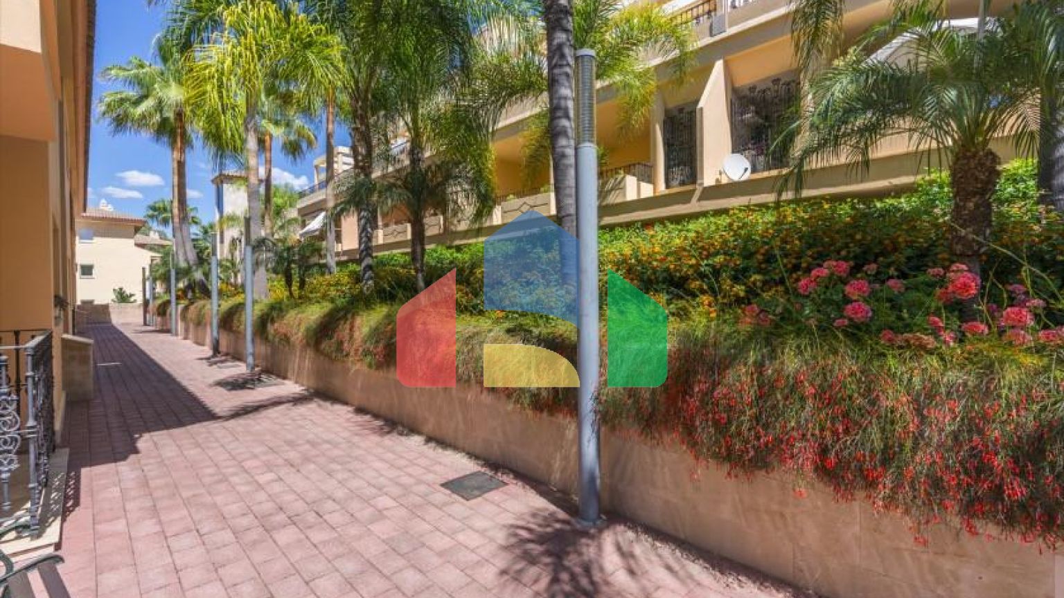 Русский – Элегантная квартира с террасой в Новой Андалусии