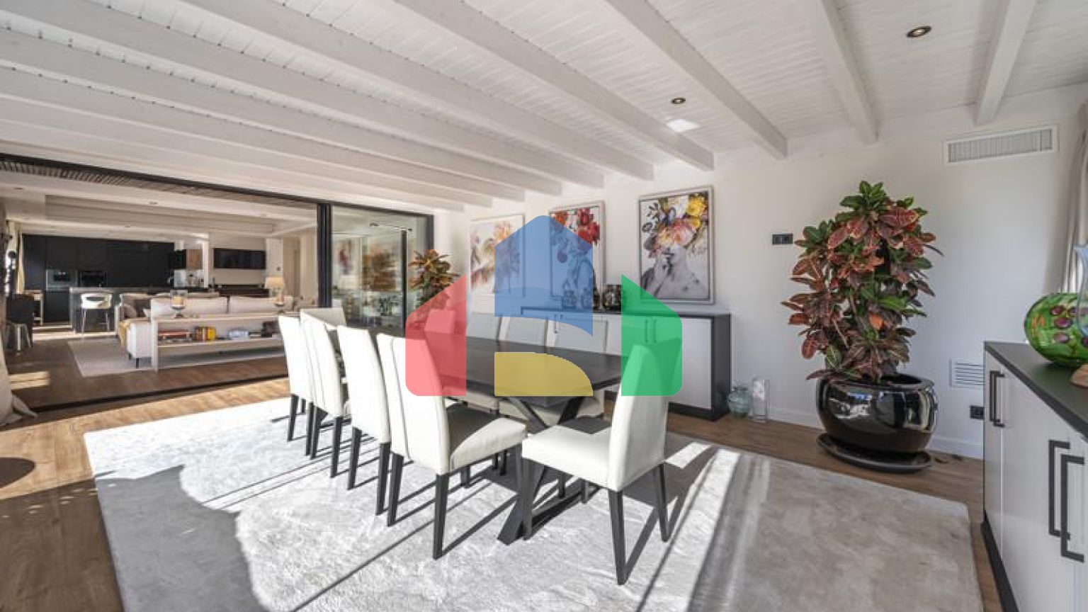 Представляем исключительную виллу в популярной урбанизации Эль-Росарио на престижном побережье Коста-дель-Соль.