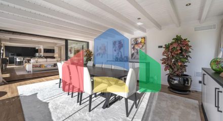 Представляем исключительную виллу в популярной урбанизации Эль-Росарио на престижном побережье Коста-дель-Соль.