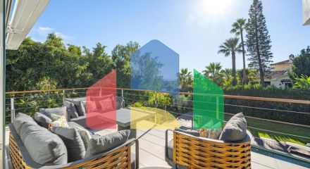 Представляем исключительную виллу в популярной урбанизации Эль-Росарио на престижном побережье Коста-дель-Соль.