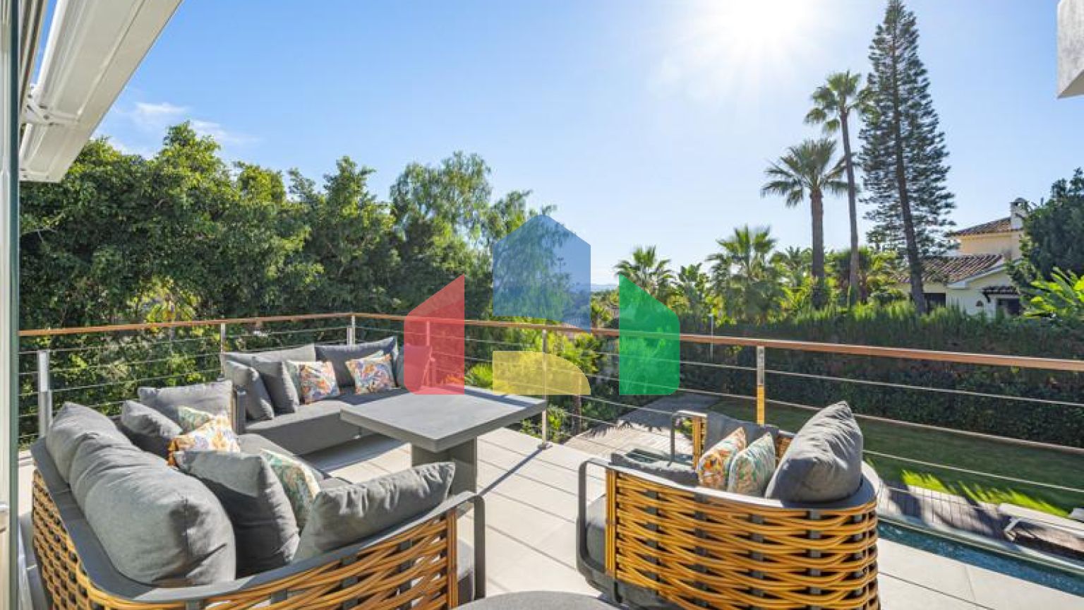 Представляем исключительную виллу в популярной урбанизации Эль-Росарио на престижном побережье Коста-дель-Соль.