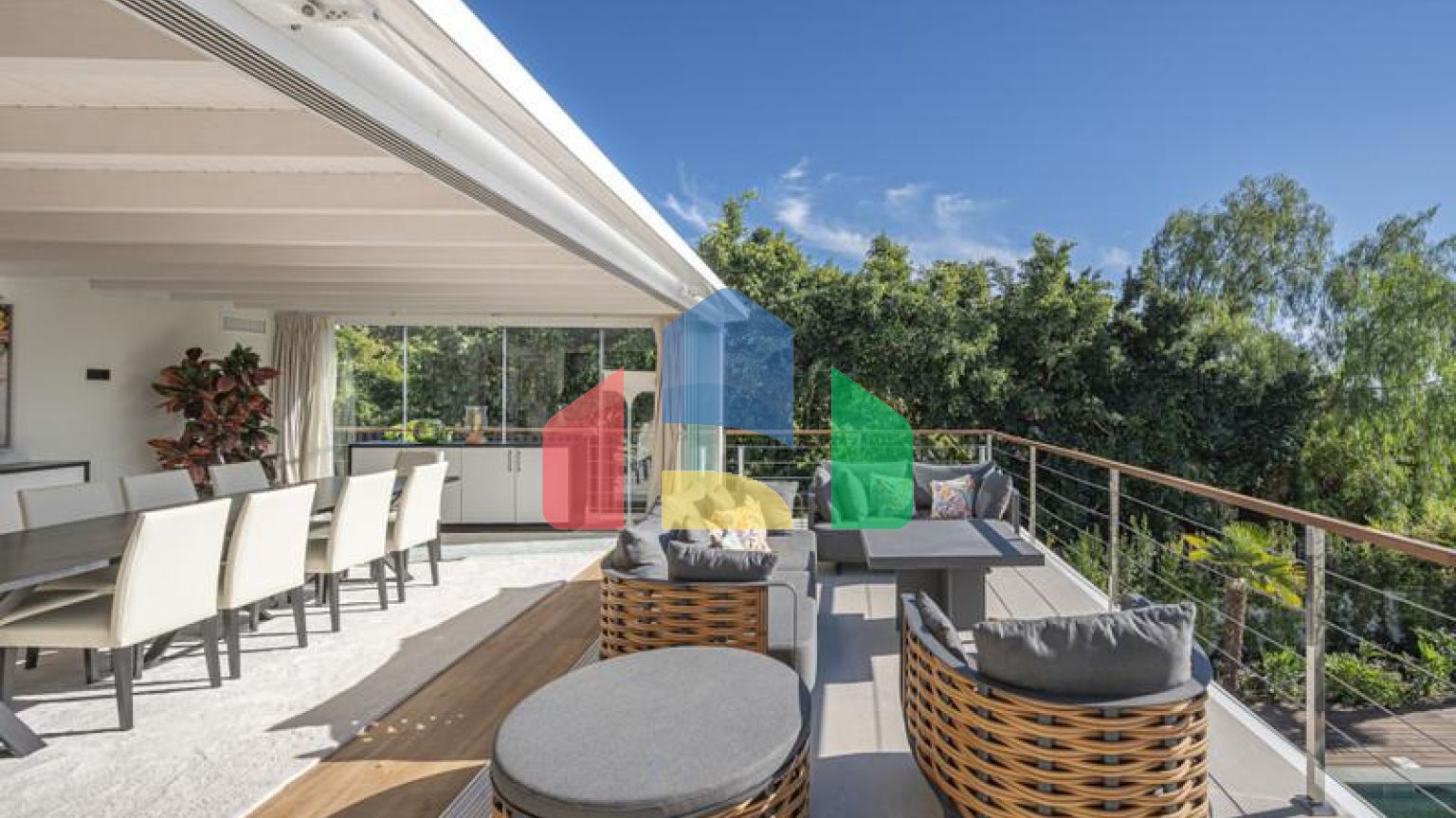 Представляем исключительную виллу в популярной урбанизации Эль-Росарио на престижном побережье Коста-дель-Соль.