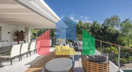 Представляем исключительную виллу в популярной урбанизации Эль-Росарио на престижном побережье Коста-дель-Соль.