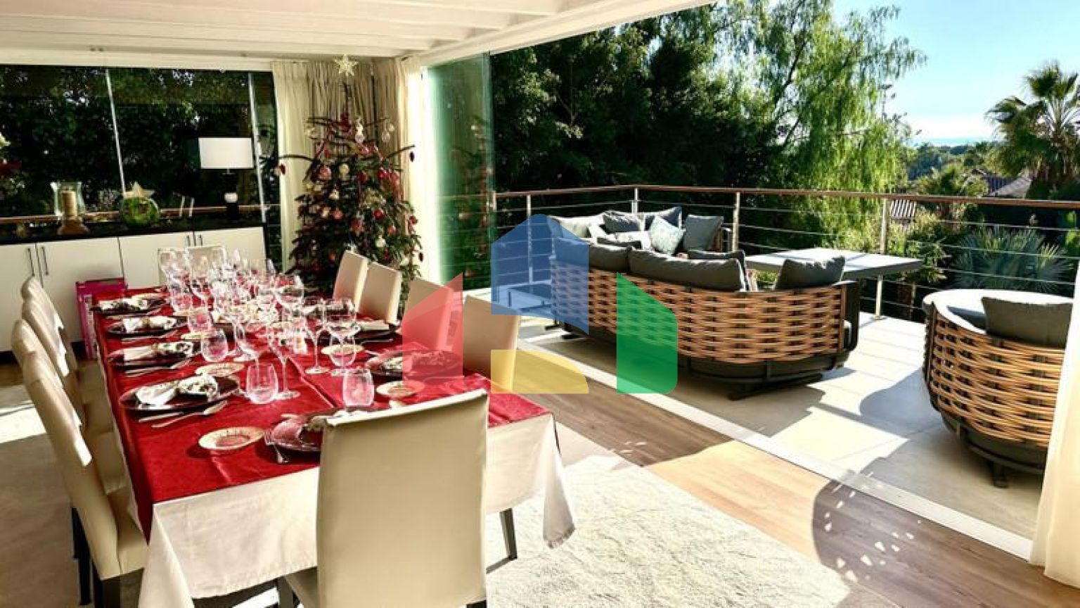 Представляем исключительную виллу в популярной урбанизации Эль-Росарио на престижном побережье Коста-дель-Соль.