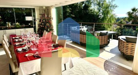 Представляем исключительную виллу в популярной урбанизации Эль-Росарио на престижном побережье Коста-дель-Соль.