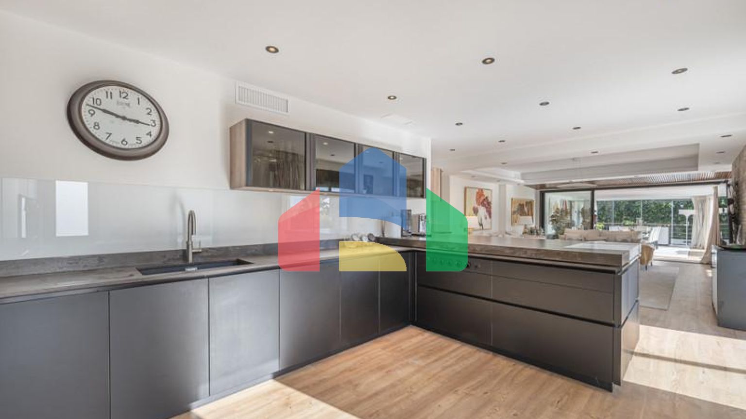 Представляем исключительную виллу в популярной урбанизации Эль-Росарио на престижном побережье Коста-дель-Соль.