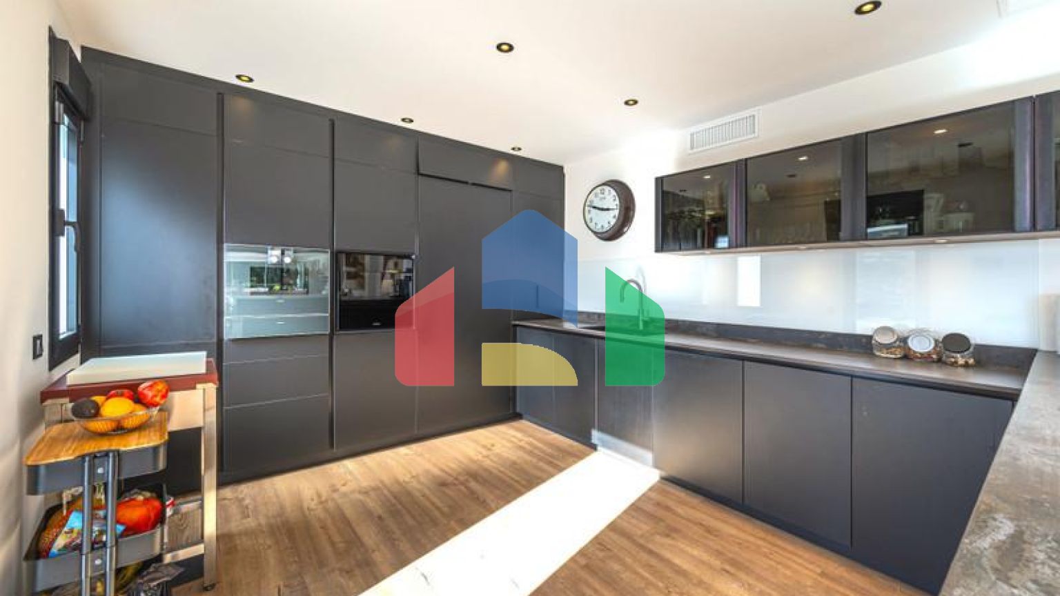 Представляем исключительную виллу в популярной урбанизации Эль-Росарио на престижном побережье Коста-дель-Соль.