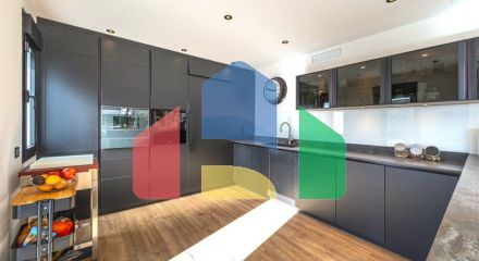 Представляем исключительную виллу в популярной урбанизации Эль-Росарио на престижном побережье Коста-дель-Соль.