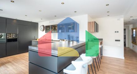 Представляем исключительную виллу в популярной урбанизации Эль-Росарио на престижном побережье Коста-дель-Соль.