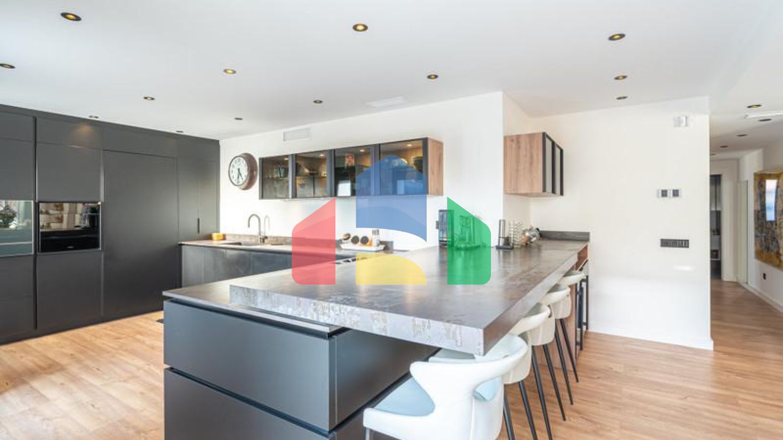 Представляем исключительную виллу в популярной урбанизации Эль-Росарио на престижном побережье Коста-дель-Соль.