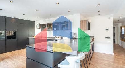 Представляем исключительную виллу в популярной урбанизации Эль-Росарио на престижном побережье Коста-дель-Соль.