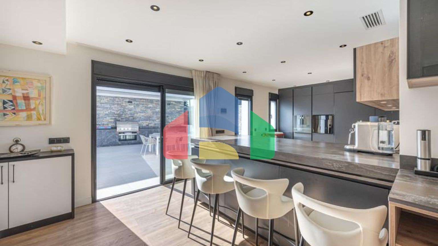 Представляем исключительную виллу в популярной урбанизации Эль-Росарио на престижном побережье Коста-дель-Соль.