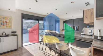 Представляем исключительную виллу в популярной урбанизации Эль-Росарио на престижном побережье Коста-дель-Соль.